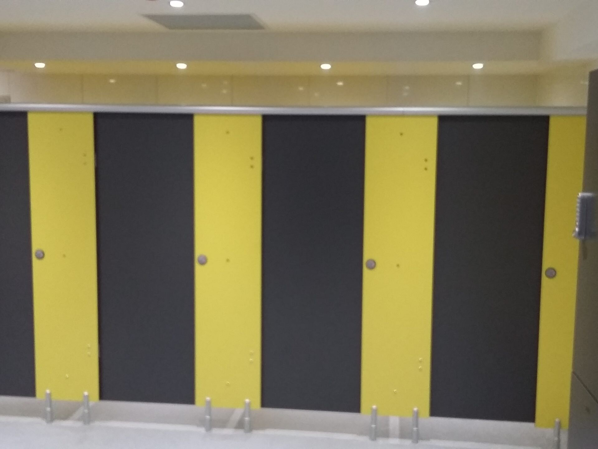 Mixed colours Front Line Cubicles