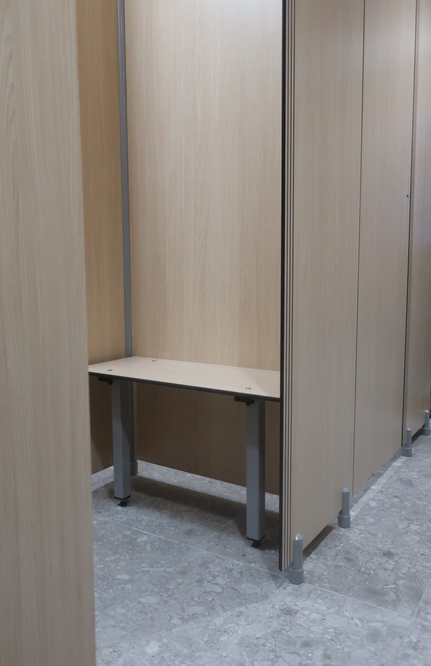 Cubicle bench with a privacy panel