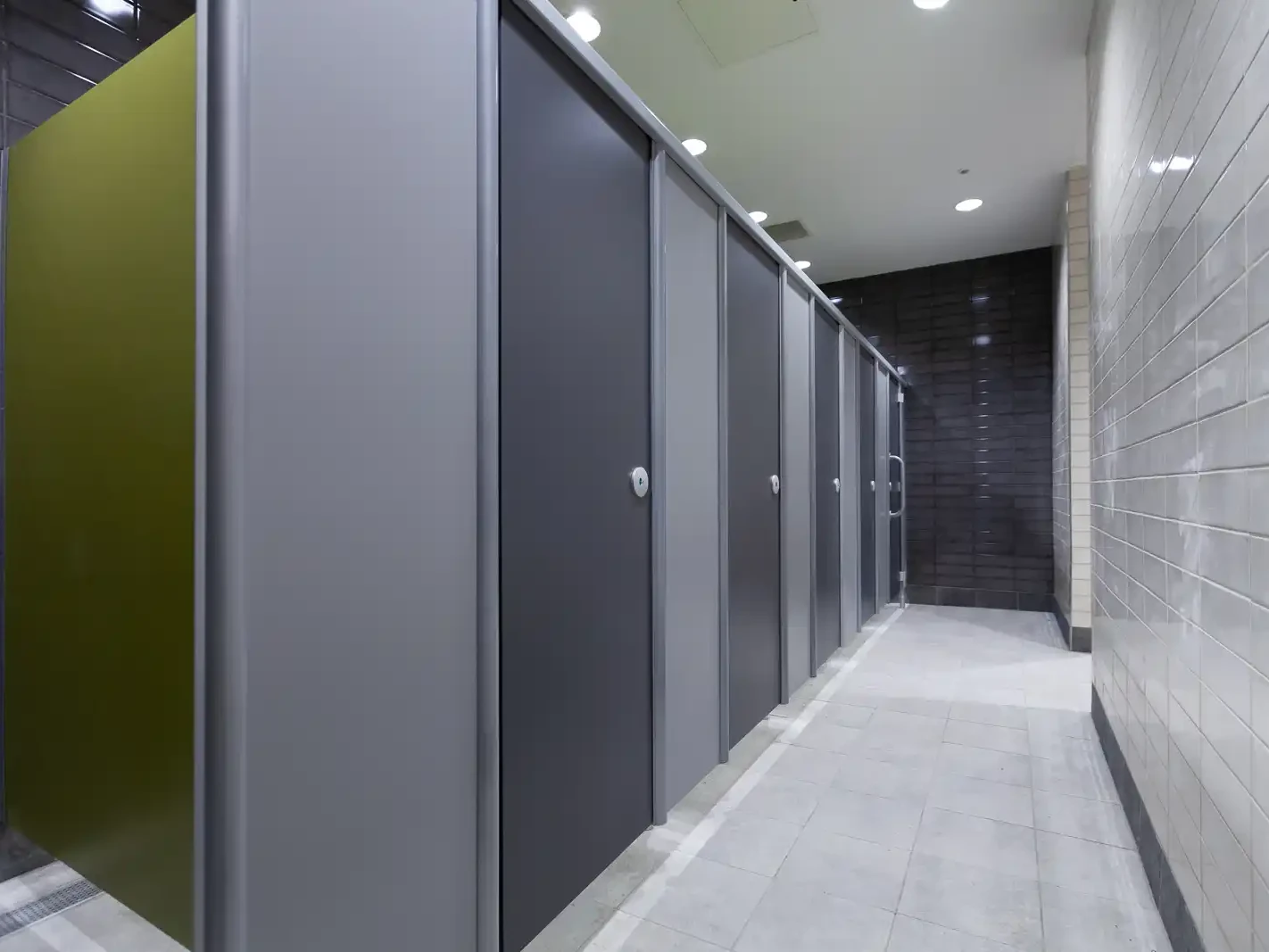 Floating front line cubicles