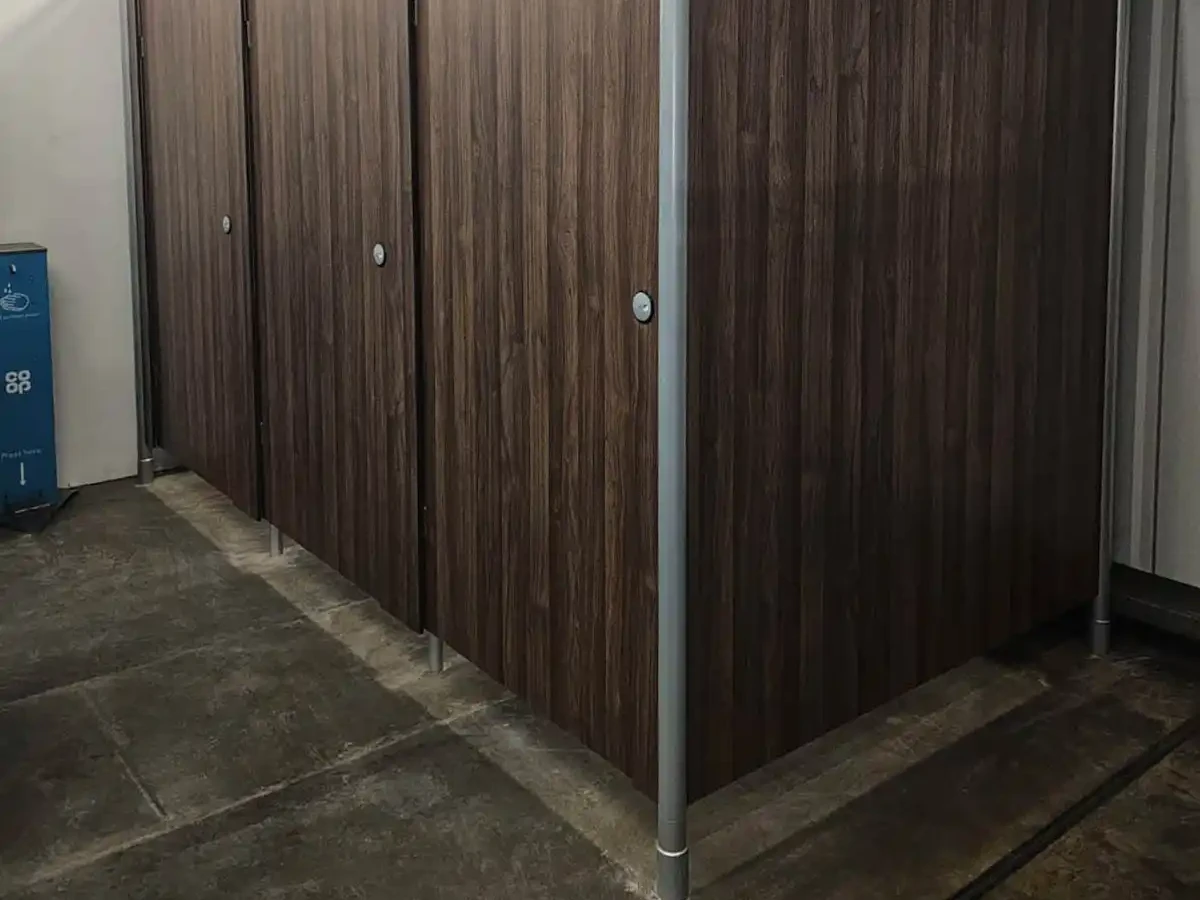 Floating front line cubicles